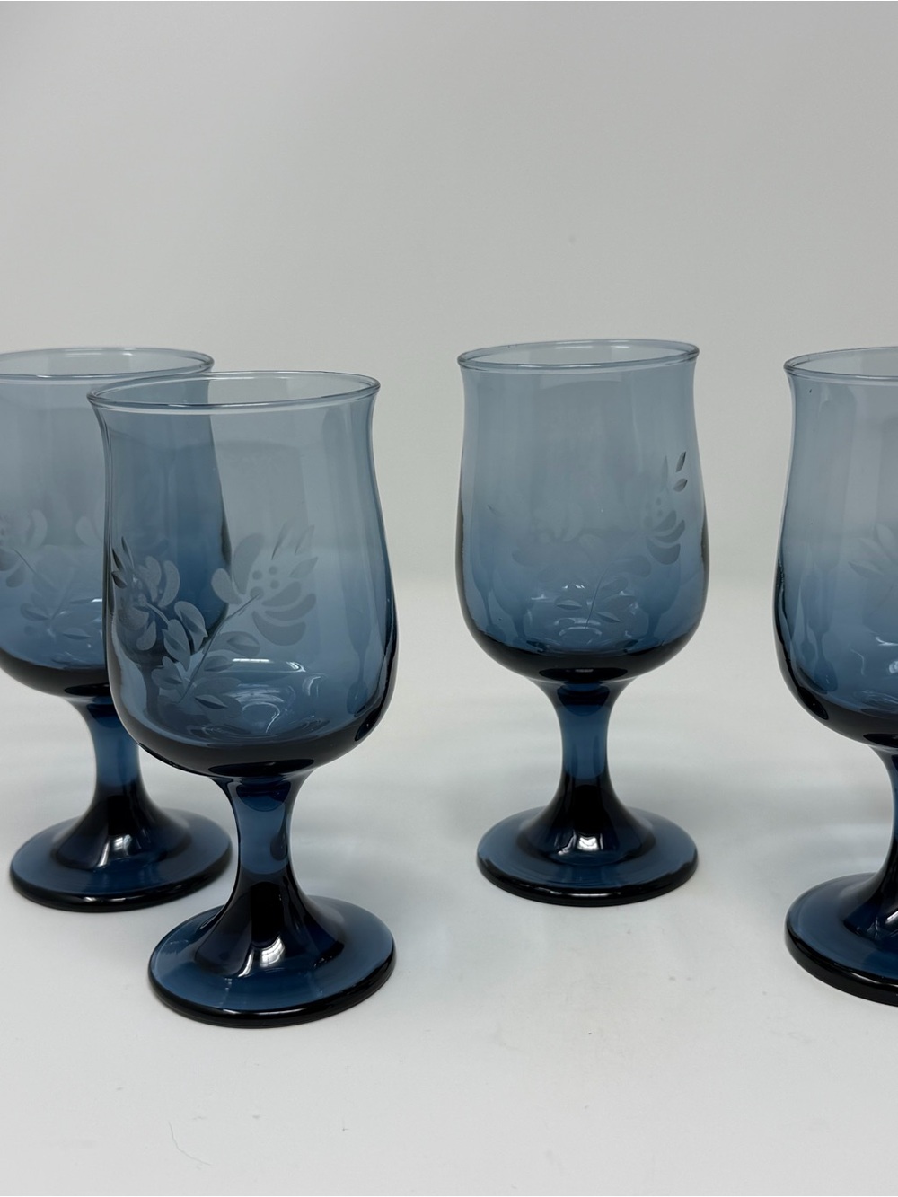 Set of 4 Pfaltzgraff Yorktowne Blue Vintage Glass Goblets 5.5 in, Round Design